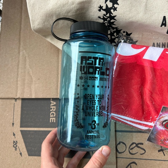 ASTROWORLD MERCH BUNDLE - Picture 2 of 6